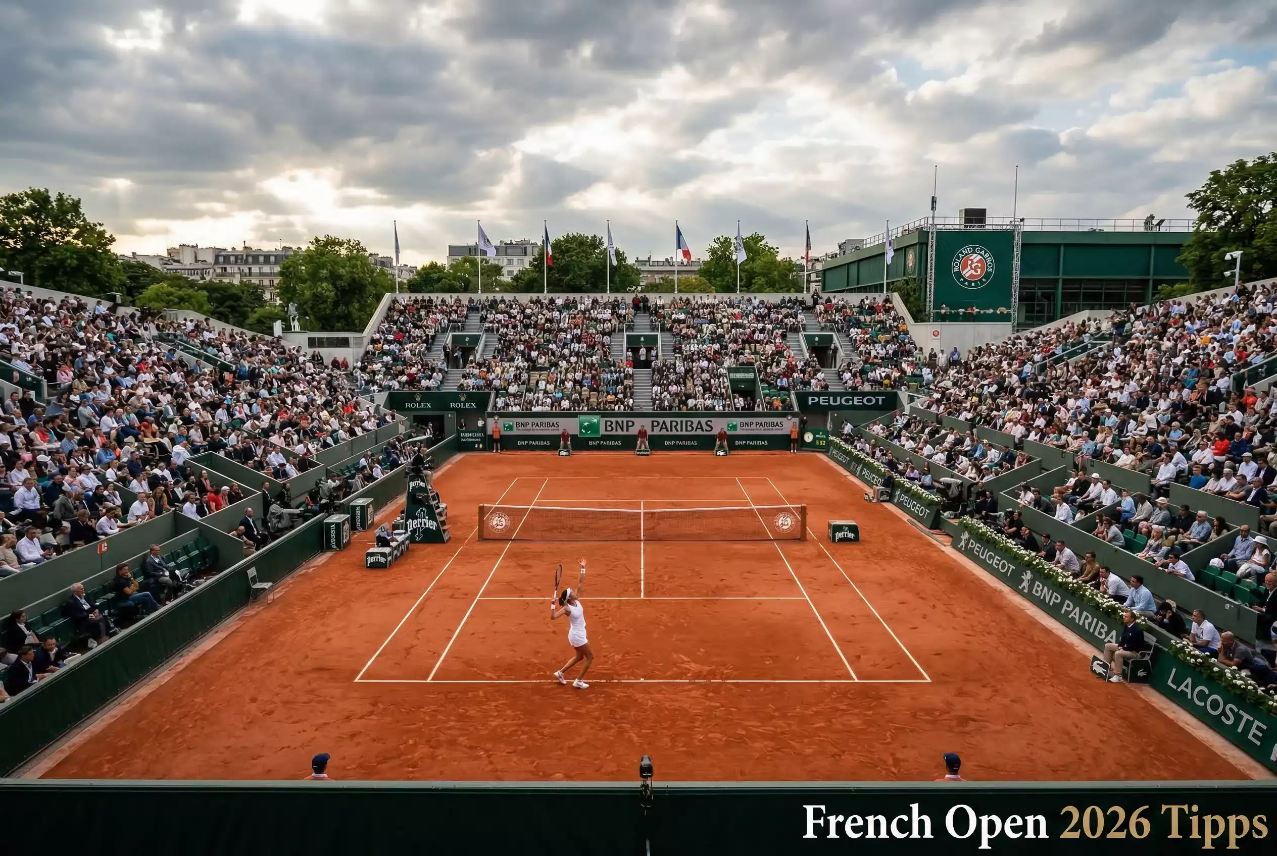Blick auf den Court Philippe-Chatrier bei Roland Garros mit rotem Sand – French Open Wett-Tipps